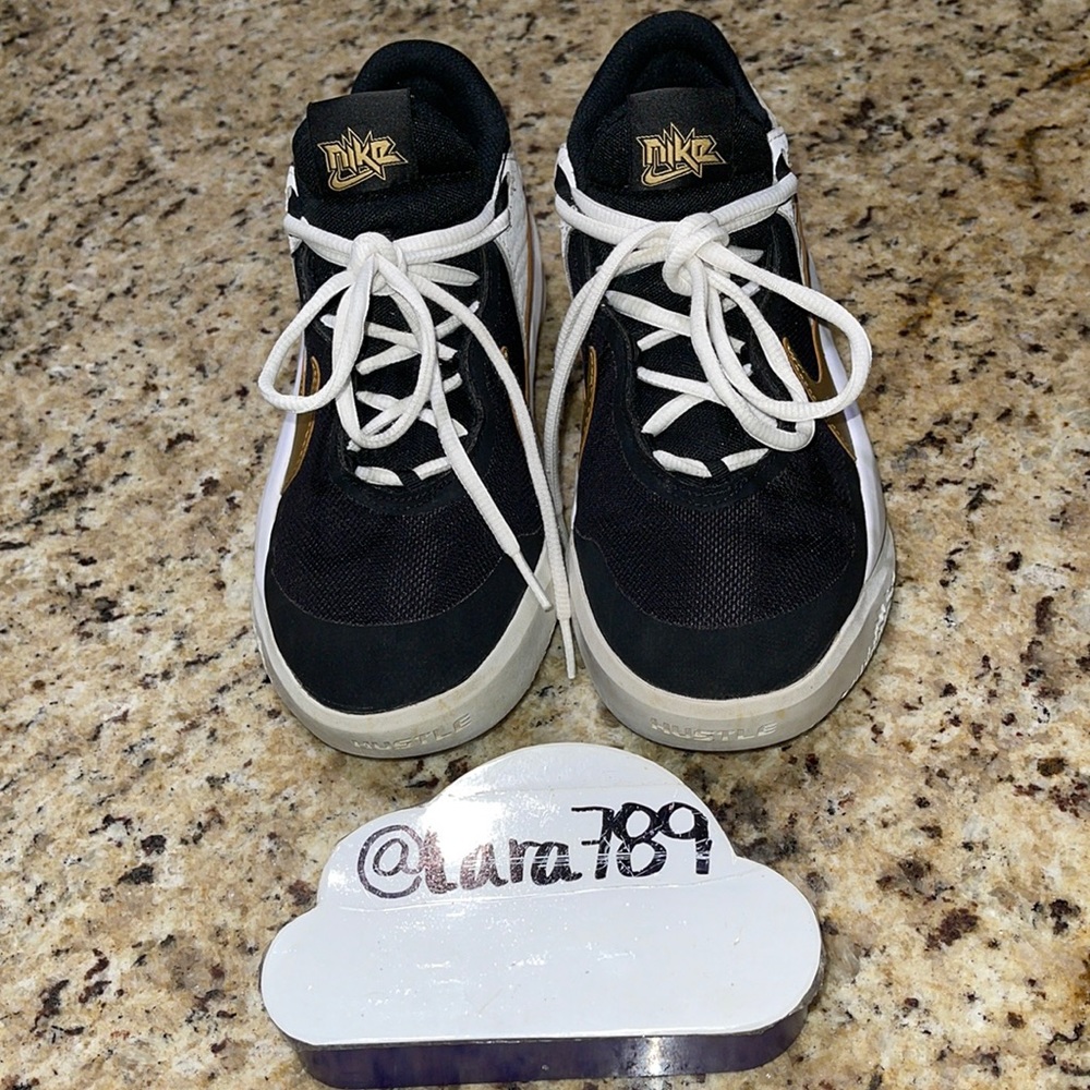 Nike Team Hustle D 10